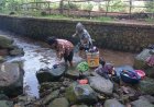 Ibu - ibu Mencuci Baju di Sungai Sangat Senang Jembatan Gantung Di Bangun