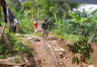 Semangat Warga Tak Surut, Material Jembatan Dipikul Bersama Meski Lokasi Jauh