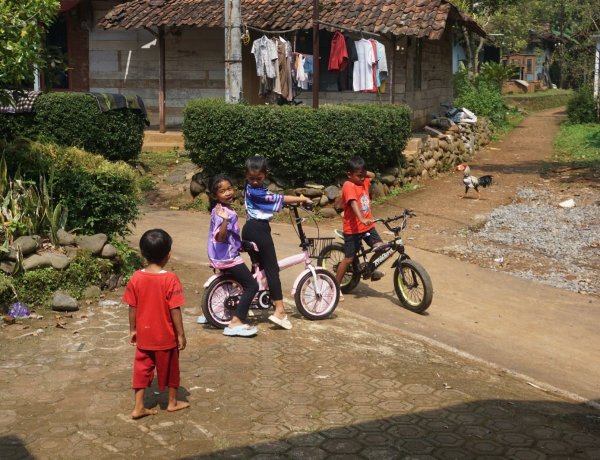 Jembatan Gantung Garuda Di Bangun,  Anak - anak Bahagia